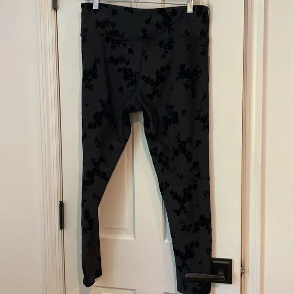 Soul cycle black floral leggings. Size XXl - Picture 4 of 4